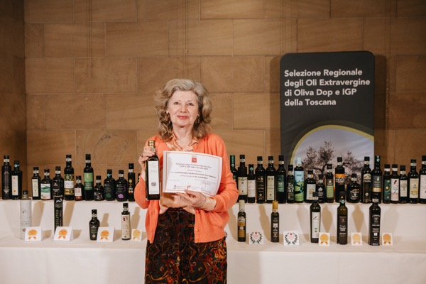 Ludovica Profous con l'Attestato di Selezione dell'olio IGP Toscano Villa Humbourg